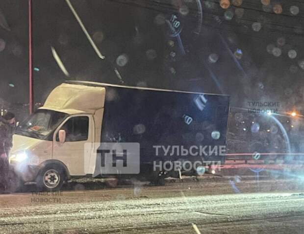 На Пролетарском мосту в Туле ГАЗель осталась без колеса