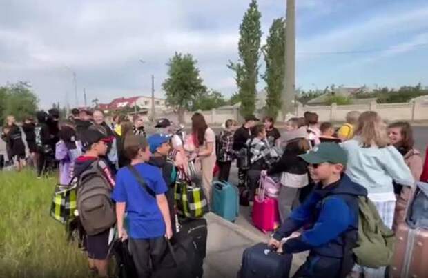 Школьники из ЛНР отправились на отдых в подшефный лагерь в Крыму
