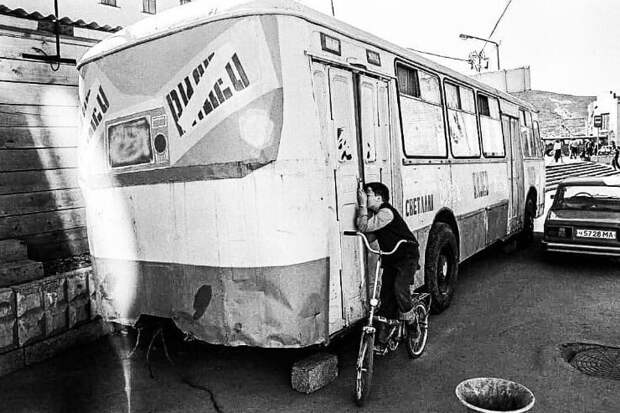 19. Мальчик подсматривает за показом фильма в видеосалоне, который находится в автобусе, Магадан, 1994 год 19. Мальчик подсматривает за показом фильма в видеосалоне, который находится в автобусе, Магадан, 1994 год