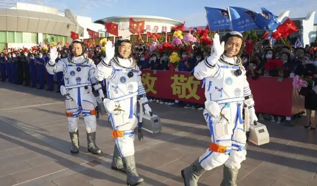Экипаж орбитальной станции Китая поставил рекорды и вернулся на Землю