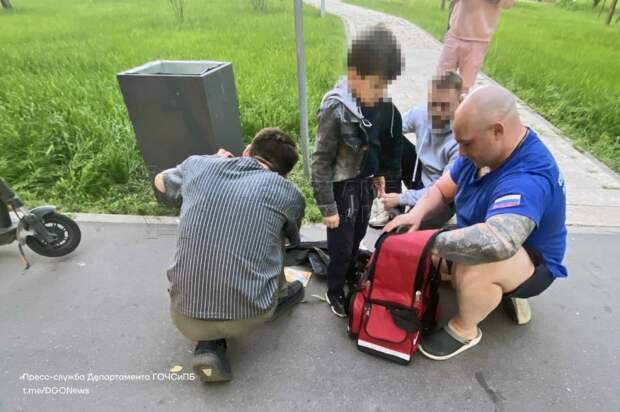 Человек падает с электросамоката