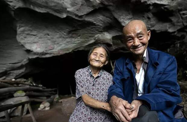 Видео: Можно ли быть счастливым в пещере — история супругов, которые ушли жить в горы