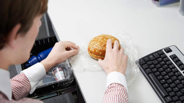 Юрист назвал законным запрет на чаепития и перекусы на рабочем месте