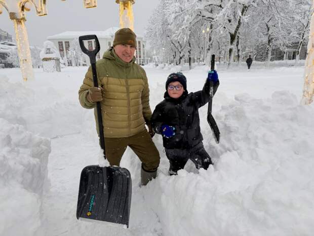 Глава Адыгеи присоединился к уборке снега в Майкопе
