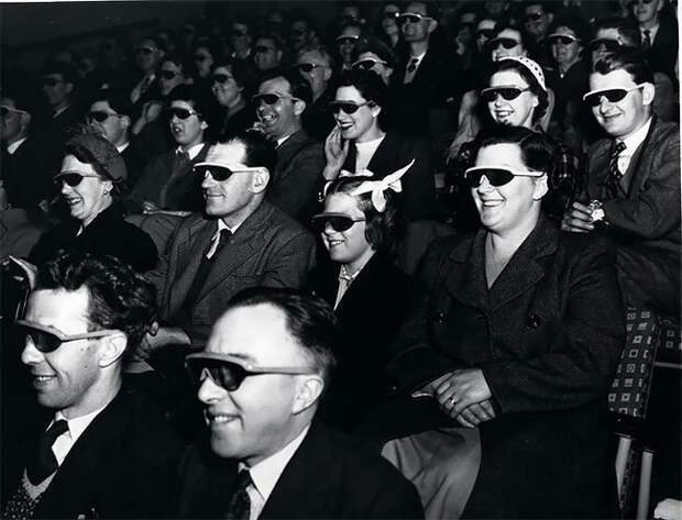 17. Зрители смотрят "стереоскопический фильм" в 3D-очках во время британского фестиваля, Лондон, 1951 год винтаж, интересно, исторические кадры, исторические фото, история, ретро фото, старые фото, фото