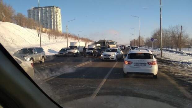 Двойное ДТП парализовало дорогу в Волгограде