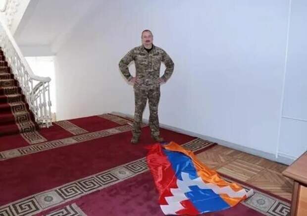 По словам президента Азербайджана, тема карабахского конфликта окончательно закрыта.   Алиев прошелся по флагу Нагорного Карабаха, который был расстелен на полу в бывшей администрации республики.-2
