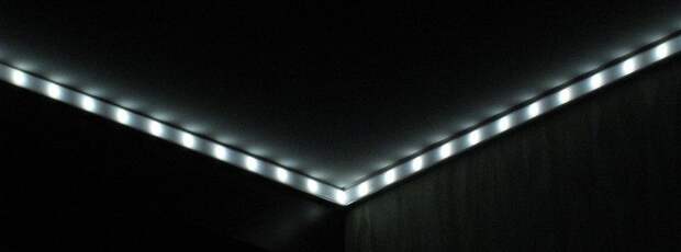Светодиодная лента в качестве освещения комнаты руки из плечь, освещение