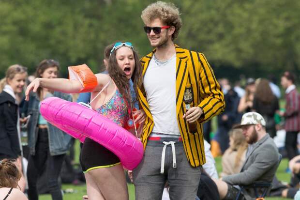 Тысячи студентов Кембриджа устроили пьянку в парке семейного отдыха