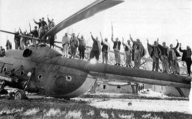 Афганские моджахеды празднуют победу на сбитом американским Стингером советском вертолёте.