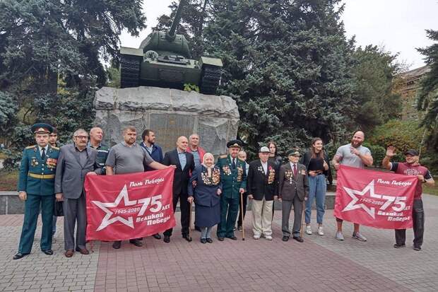 Жители Запорожья в пику нацистам вышли с красными флагами