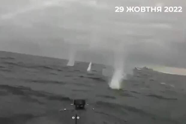 Кадры атаки плавающих беспилотников-камикадзе в бухте Севастополя на корабли Черноморского флота