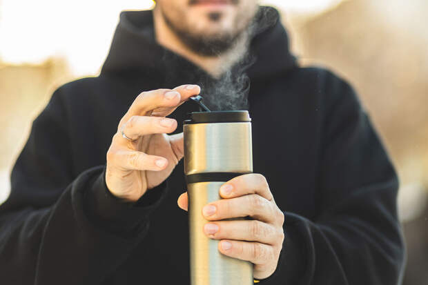 Врач Рябов: термокружку важно мыть после каждого использования