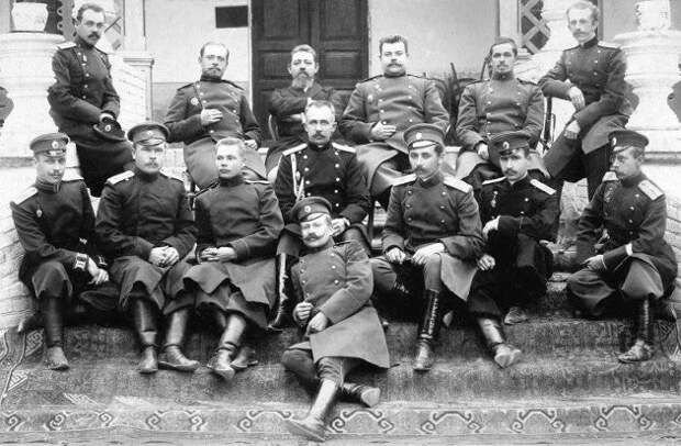 Штабс-капитан А. Е. Снесарев (в центре 2 ряда) с сослуживцами в Туркестанском ВО. Примерно 1901—1903 гг.