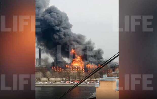 "Выводил людей": В МЧС рассказали, как погиб пожарный в объятой пламенем Невской мануфактуре