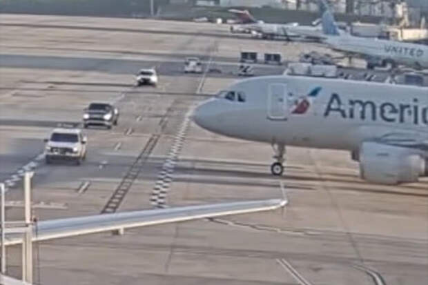 Два пикапа преградили путь выезжающему на взлетную полосу самолету и попали на видео