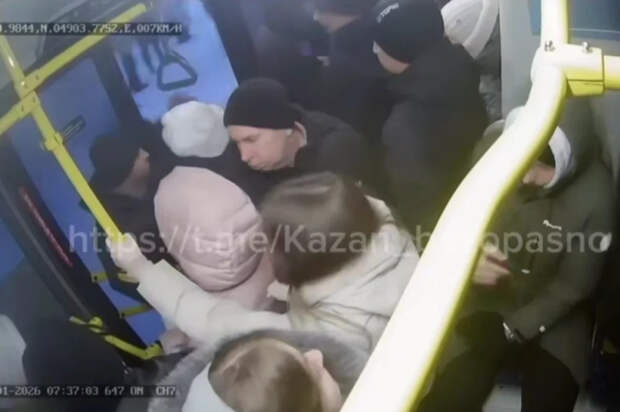 В Казани двое пассажиров выпали из движущегося автобуса