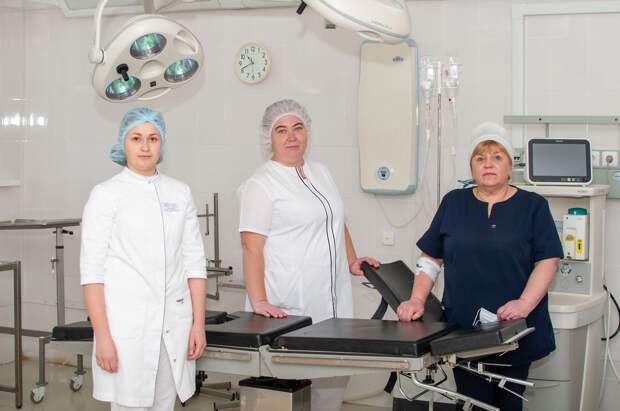 Врачи Курской Областной медицинской клинической больницы (ОМКБ) вместе со специалистами областной офтальмологической клиники провели операцию наивысшей категории сложности по удалению стебля растения из головы 10-летней девочки. Специалистам удалось спасти глаз и зрение ребёнка. Об этом сообщил главный врач ОМКБ Михаил Лукашов на своей странице во «ВКонтакте».