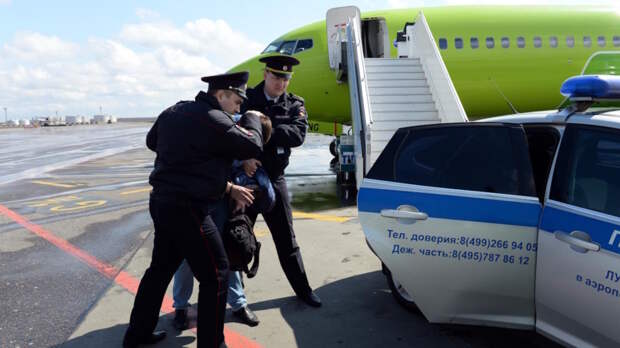 В аэропортах России начнут заранее выявлять потенциальных дебоширов