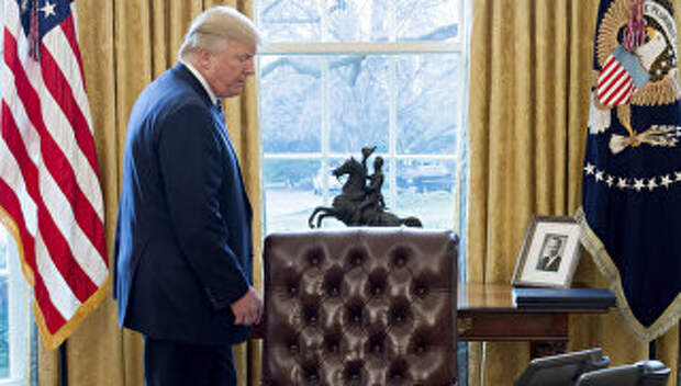 Президент США Дональд Трамп в Овальном кабинете Белого дома. Архивное фото