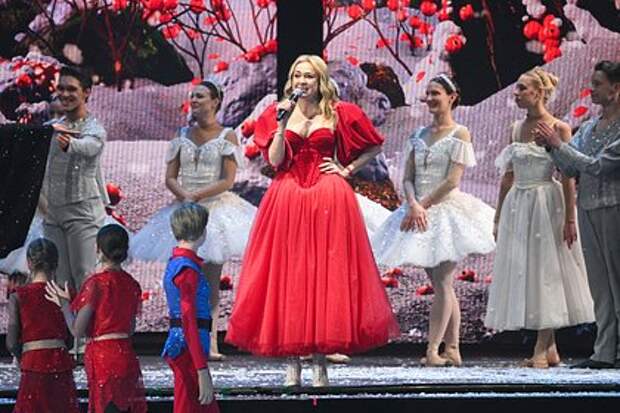 Яна Рудковская ответила на обвинения в фотошопе и назвала рост, вес и размер стопы