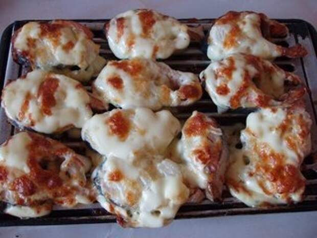Горбуша, запеченная под сыром и майонезом