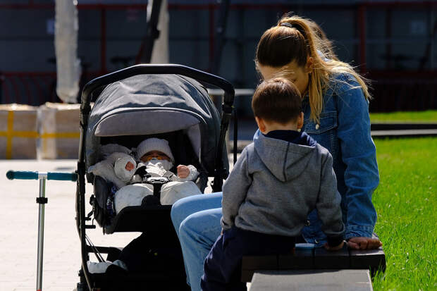 Треть родителей из-за усталости с детьми на майских прячутся в ванной