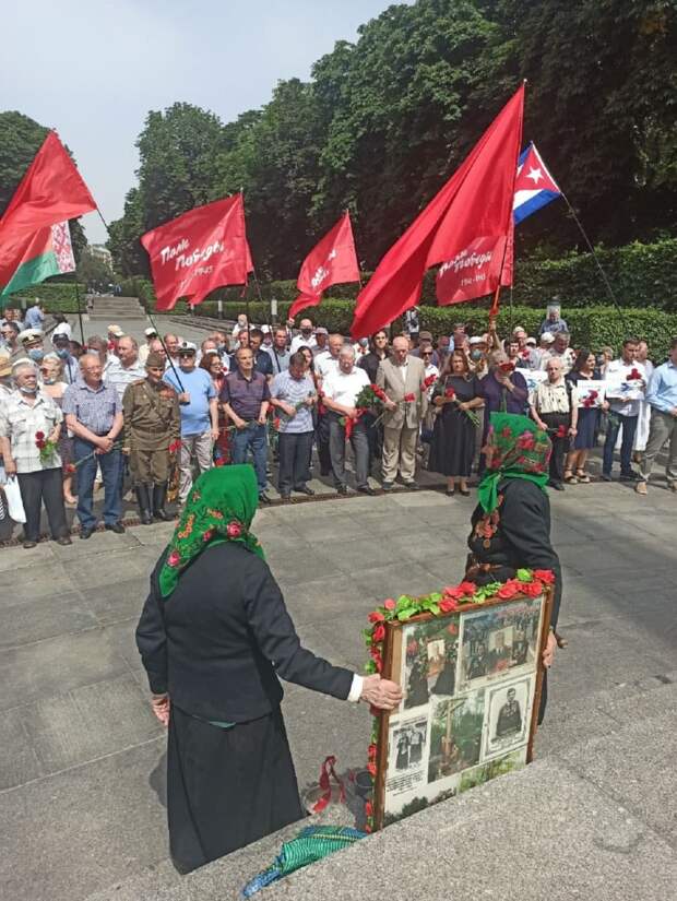 Полицаи заставили снять пилотку с красной звездой пришедшего к  Вечному огню в Киеве