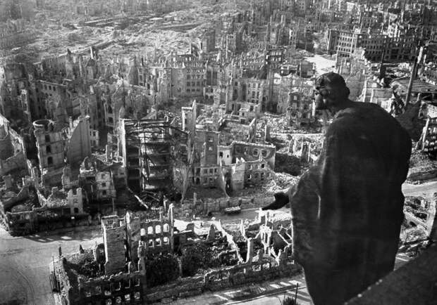 Вид с крыши дрезденской ратуши после бомбардировки города авиацией Союзников.