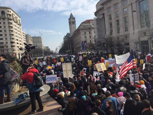 Более 10 тысяч человек вышли в Вашингтоне на митинг против произвола полиции