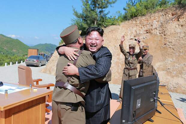Лидер КНДР Ким Чен Ын после испытания межконтинентальной баллистической ракеты "Хвасон-14" в Пхеньяне