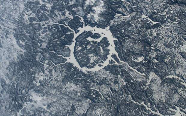 Внизу — древний ударный кратер в Квебеке, Канада, 1 марта 2019. (Фото NASA):