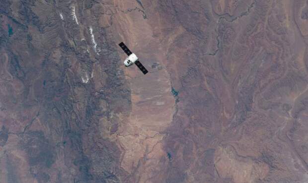 Грузовой корабль SpaceX Dragon приближается к МКС, 6 мая 2019. Внизу — Марокко. (Фото NASA):