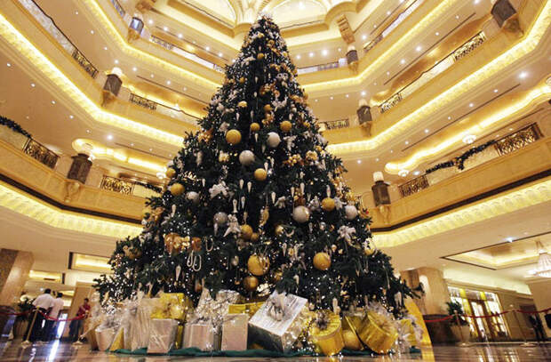 Самая дорогая елка в мире: украшена жемчугом и золотом новый год, рекорд