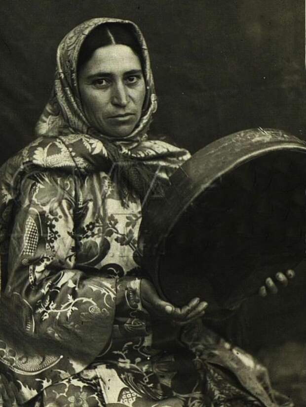 Шаманка из деревни Курла, Дагестан 1950 исторические фото, костюмы, шаманы
