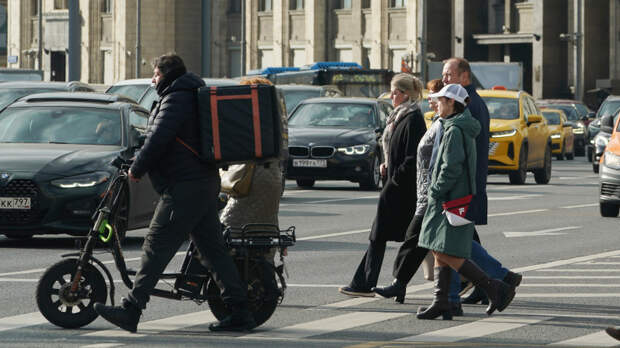 Диплом или короб: почему курьеры в Москве получают больше офисных сотрудников