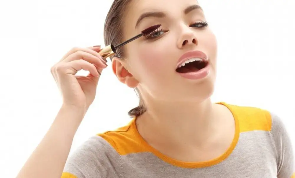 Причины краситься. Девушка красит глаза. Девушка красит глаза. Женщина наносит макияж. Женщина красится.