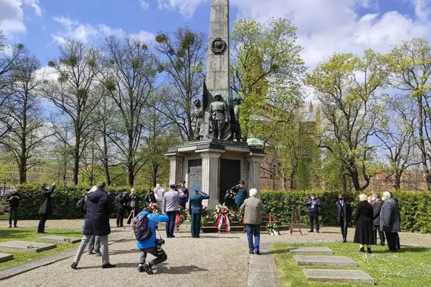 В Потсдаме неизвестные осквернили монумент на советском военном кладбище