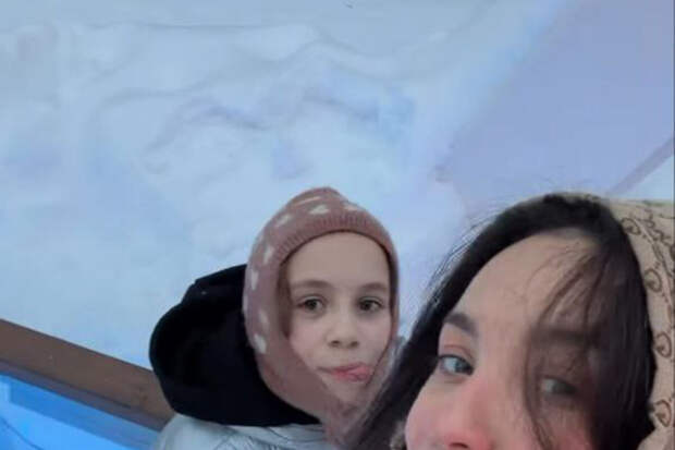 Певица Виктория Дайнеко привела свою дочь на каток