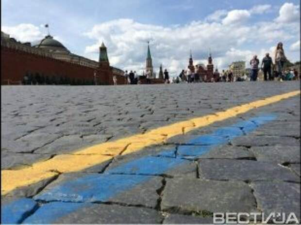 Желто-голубые цвета украсили Красную площадь