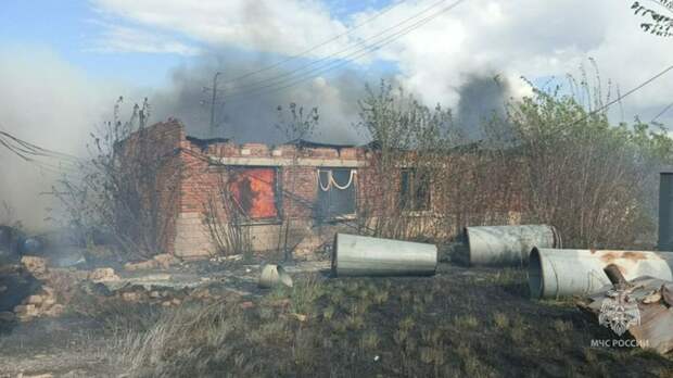Крупный пожар на территории заброшенного кирпичного завода произошел в Славгороде