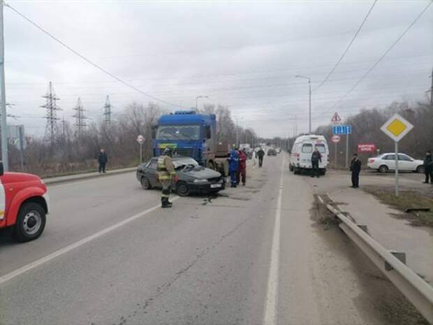 Водитель иномарки погиб в ДТП с МАЗом в Самарской области