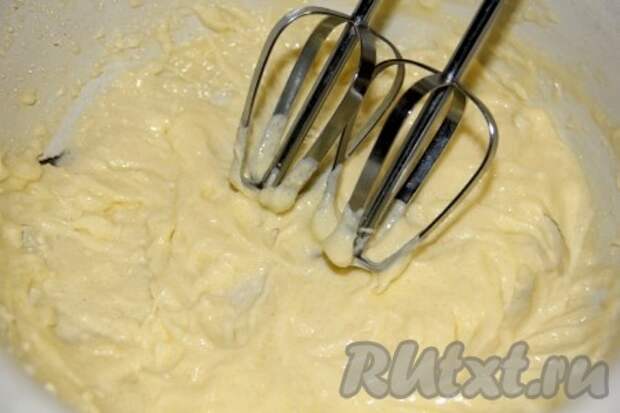 Масло сливочное взбить с 30 граммами сахара. Добавить соль.