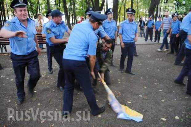 В Харькове годовщину освобождения от фашистов отметили митингами, потасовками и взрывом на железной дороге (фото, видео) | Русская весна