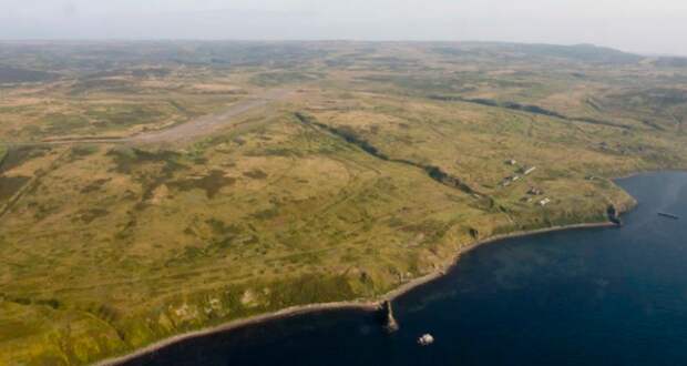 На этом снимке можно увидеть полоску старого японского аэродрома на острове Шумшу неподалеку от посёлка Байково.