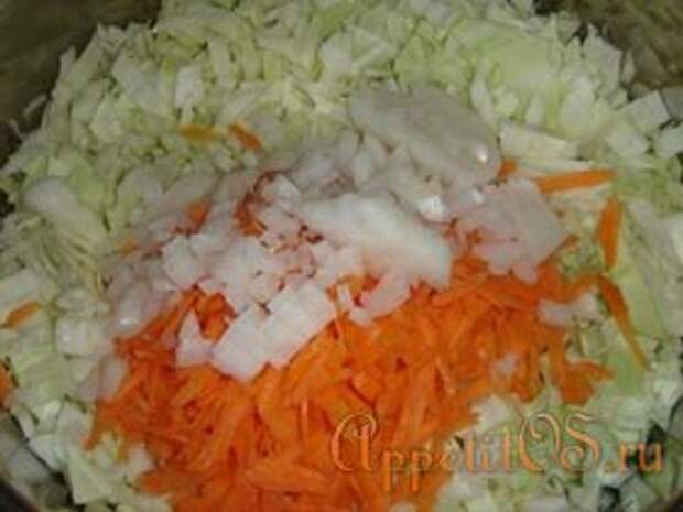 В кастрюлю выложить капусту, морковь и лук