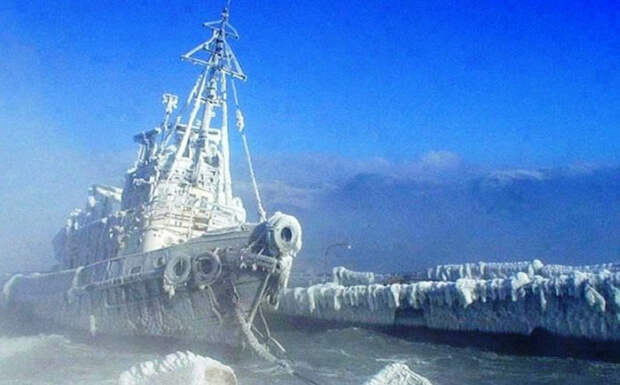 Корабль, скованый льдом