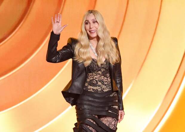 79-летняя певица Шер в прозрачном комбинезоне появилась на «Грэмми»