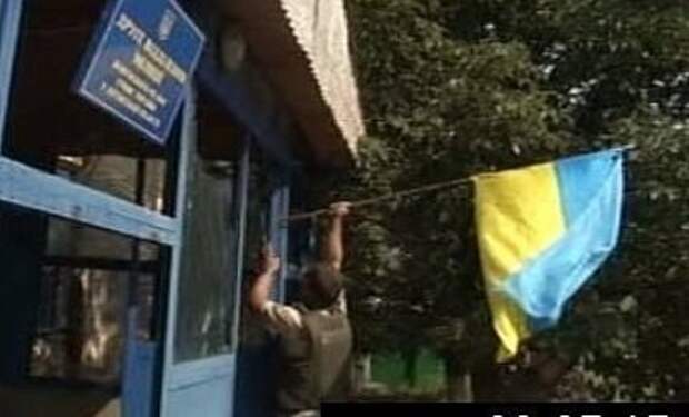 Над зданием райотдела милиции в Луганске вывешен украинский флаг Над зданием райотдела милиции в Луганске вывешен украинский флаг