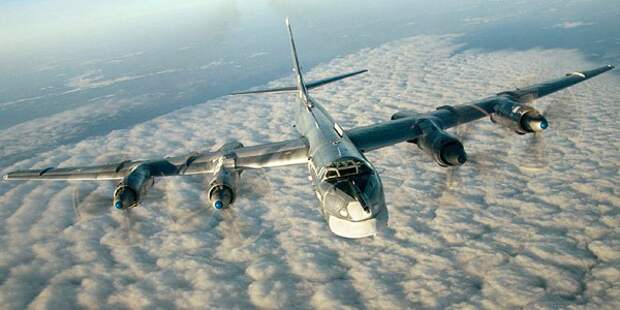 Основа дальней авиации межконтинентальный бомбардировщик Ту-95. Самый быстрый винтовой самолёт, ставший одним из символов холодной войны.